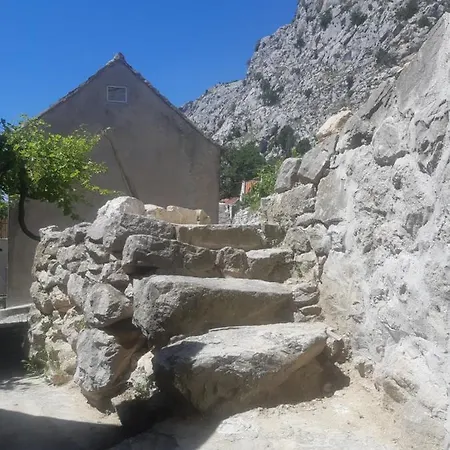 Vila Omis * Tice