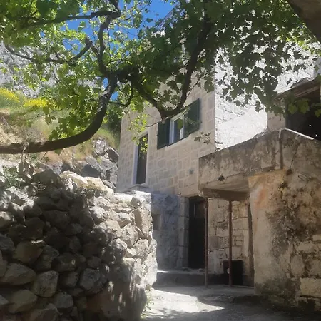 Vila Omis
