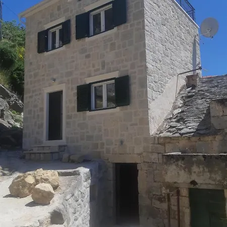 Vila Omis *
