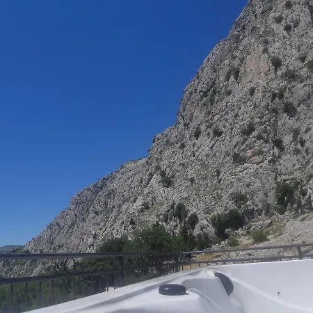 Vila Omis